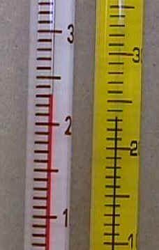 Two thermometers at about 23.0 (turned). {104tmp26.jpg (23262 bytes)}